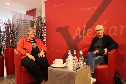 Auf dem Bild sind die Bundestagsabgeordnete Frau Klein-Schmeink (r.) und Frau Uta Deutschländer, Geschäftsführerin (l.) zusehen.